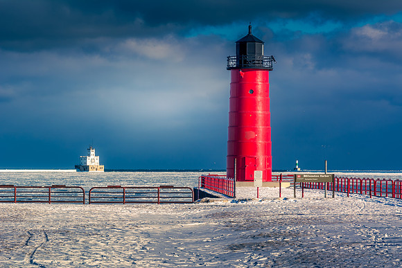 Milwaukee Pierhead Light, Milwaukee Breakwater Lighthouse